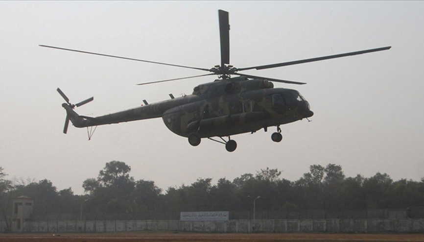 Pakistan ordusuna ait helikopter düştü