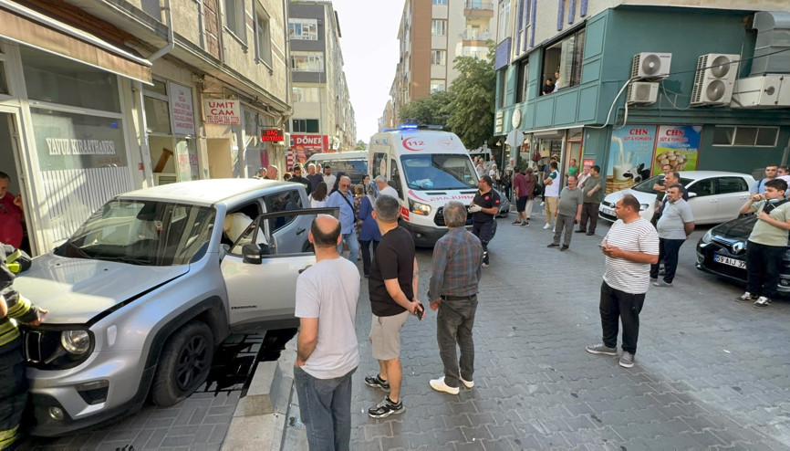 Sürücüsünün kontrolünden çıkan otomobil kahvehane duvarına çarptı; 1 yaralı