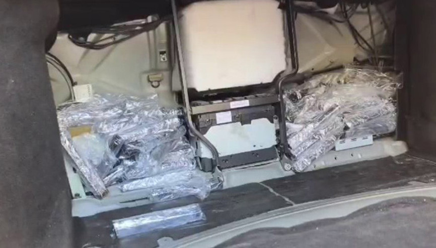 Hatay’da otomobildeki zuladan onlarca silah parçası çıktı