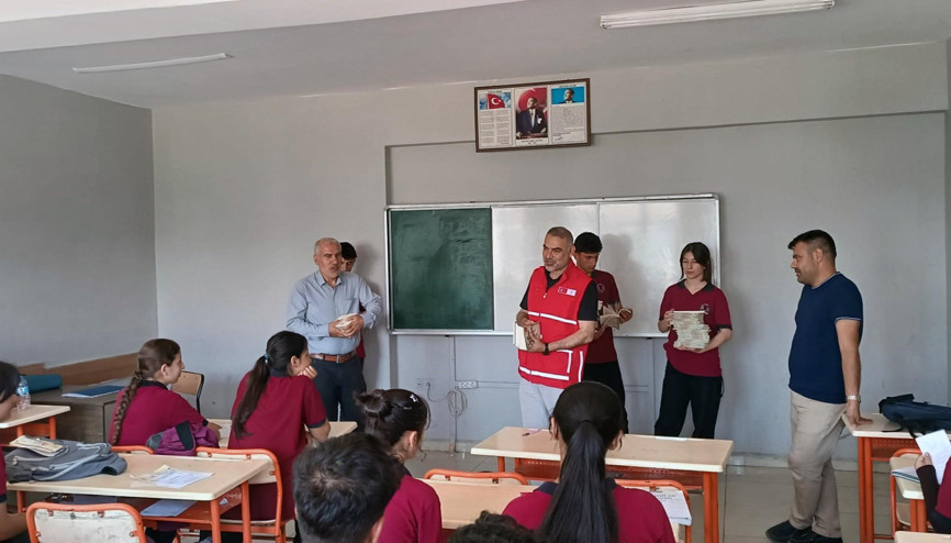 Derikte 5 okulda bin 500 öğrenciye kitap desteği