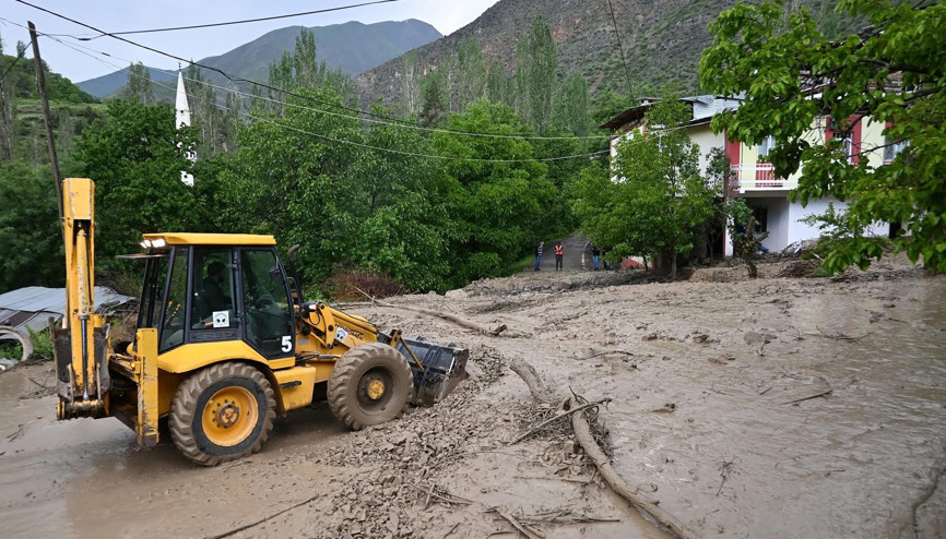 Erzurumda heyelan; yollar ulaşıma kapandı