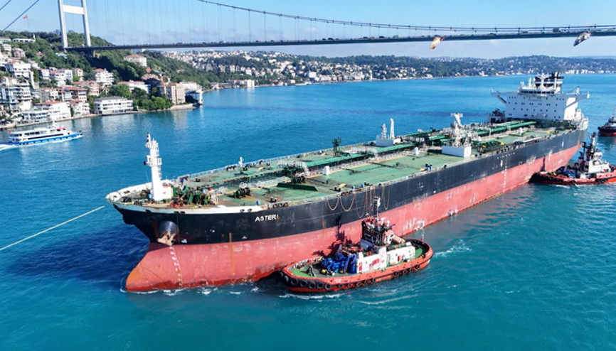 Rusyada İDA saldırısına uğrayan Asteri isimli tanker İstanbul Boğazından geçti