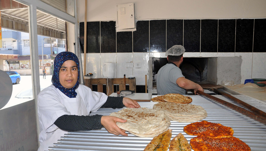 Anne, oğlu için açtığı fırında çalışmaya başladı