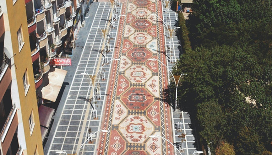 Mardinde 220 metre uzunluğundaki halı motifli cadde ilgi görüyor