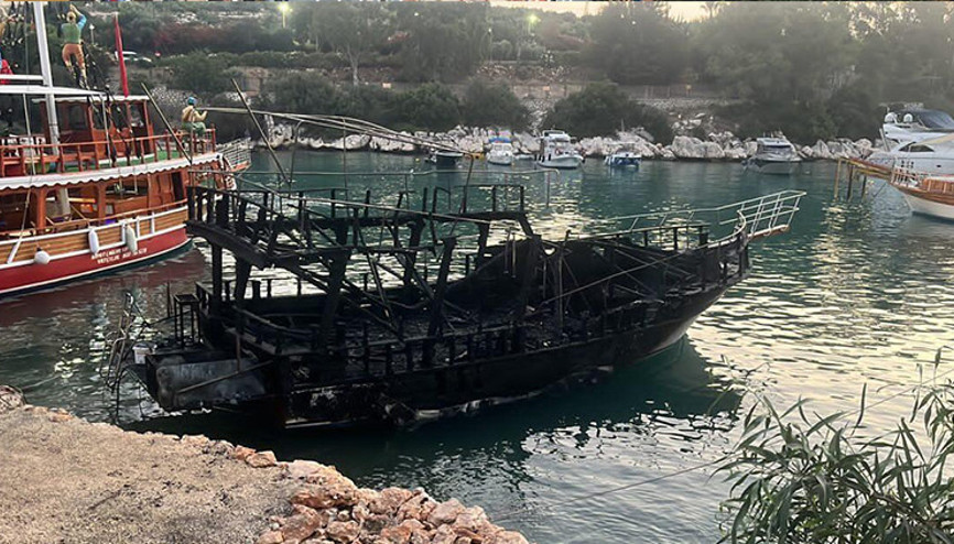 Mersin’de kıyıya bağlı 6 tekne çıkan yangında küle döndü