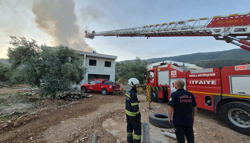 İnşaat halindeki binada çıkan yangında çatı ile su deposu zarar gördü