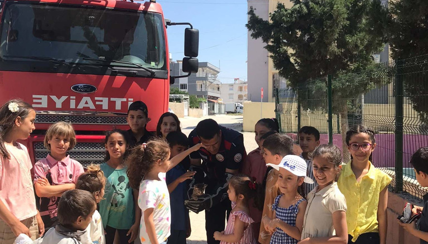 Ağaçta mahsur kalan kediyi itfaiye kurtardı