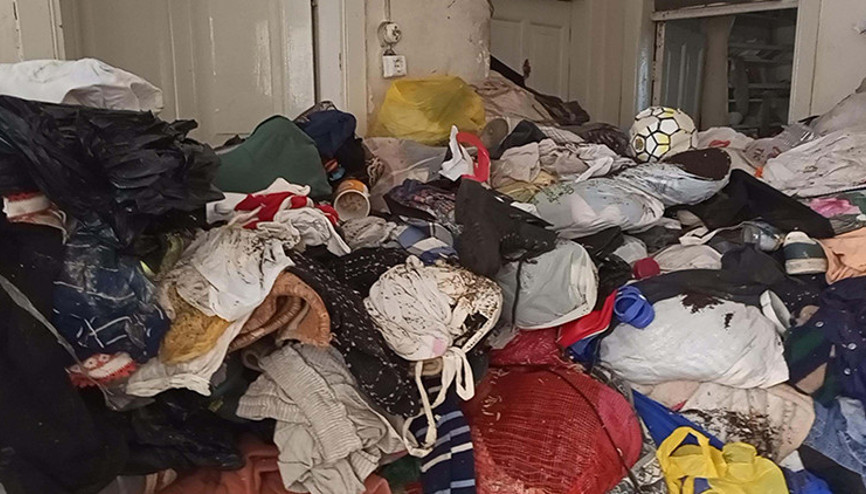 Daha önce 6 kez temizlenen evden yine 6 kamyon çöp çıktı
