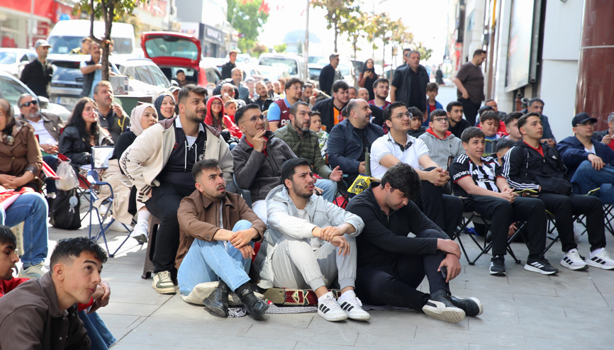 Erzurumda A Milli Futbol Takımının maçı dev ekrandan izlendi