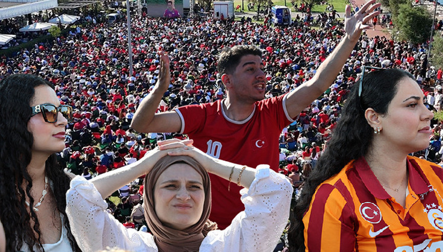 Bu sabah tüm yurtta aynı heyecan yaşandı: Binlerce vatandaş meydanlarda toplanıp milli maçı böyle izledi Bu sabah tüm yurtta aynı heyecan yaşandı: Binlerce vatandaş meydanlarda toplanıp milli maçı böyle izledi