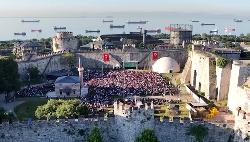 İstanbulda vatandaşlar milli maç heyecanını Yedikule Hisarında yaşadı