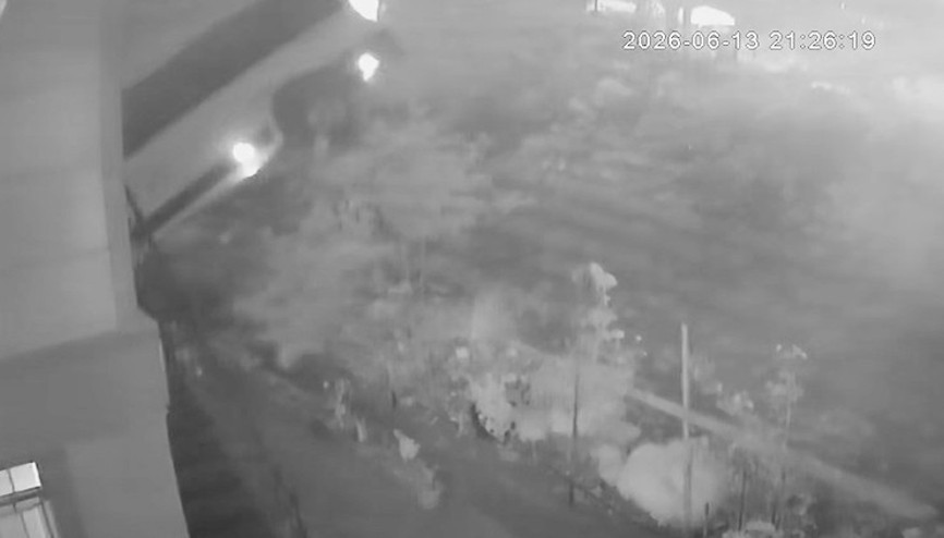İstanbul’da servis minibüsünün evin bahçesine uçtuğu anlar kamerada; 1 ölü