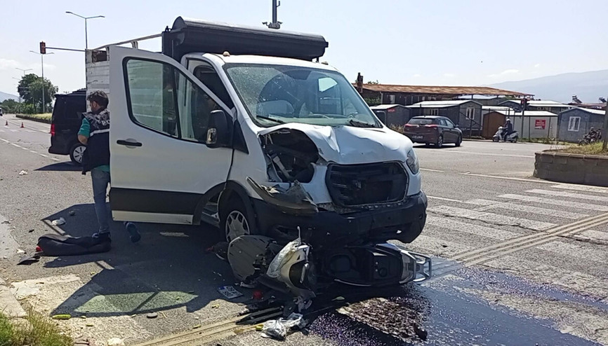 Kamyonet ile motosikletin çarpıştığı kazada 2 kardeş yaralandı