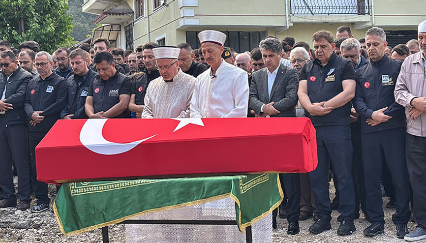 AFAD personeline acı veda Cenaze namazını babası kıldırdı AFAD personeline acı veda Cenaze namazını babası kıldırdı