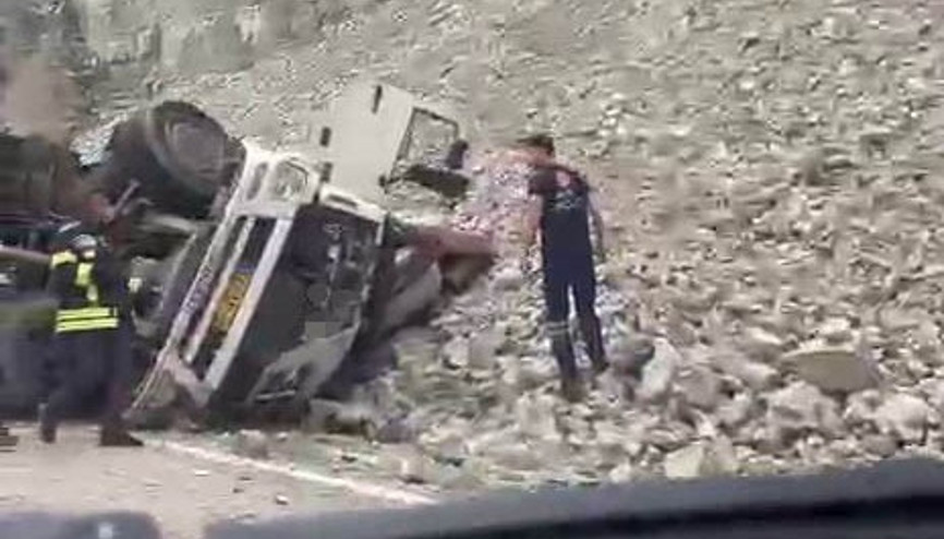Erzurum’da feci kaza: Freni patlayan tırdan atlayan sürücü hayatını kaybetti