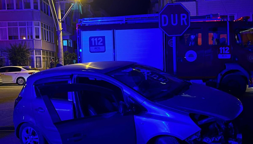 Çınarcıkta refüje çarpan otomobilde hasar oluştu