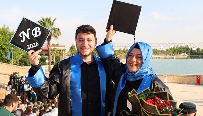 Şanlıurfa’da azimli bir annenin hikayesi Oğluyla aynı sıradan mezun oldu