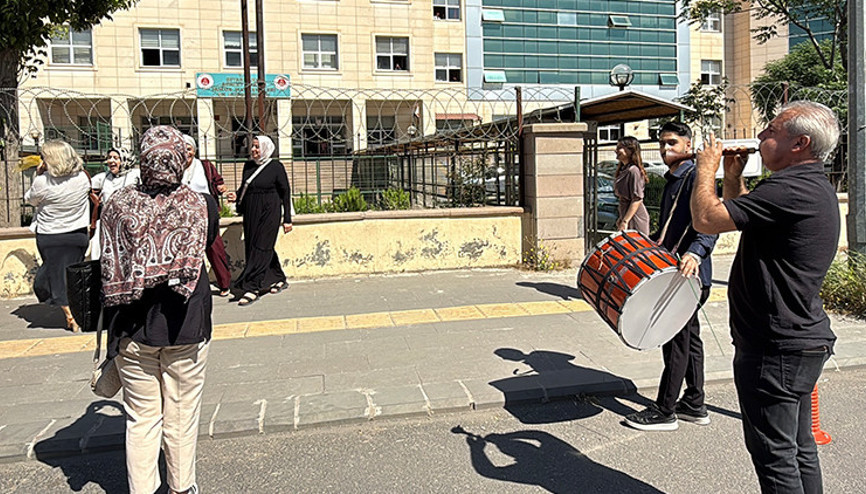Yer: Diyarbakır | Davası sonuçlanan kadın davul zurna çaldırıp ailesiyle halay çekti Yer: Diyarbakır | Davası sonuçlanan kadın davul zurna çaldırıp ailesiyle halay çekti