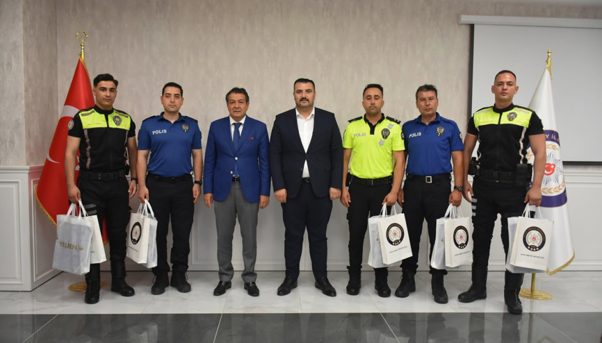 Hatay’da LGS’ye geç kalan öğrenciyi sınava yetiştiren polis ödüllendirildi
