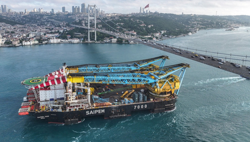 Dünyanın 3ncü büyük yarı batık vinç gemisi, İstanbul Boğazından geçti
