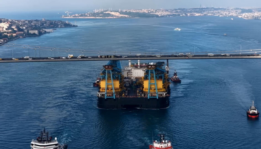 Dev vinç gemisi Saipem 7000 İstanbul Boğazından geçti