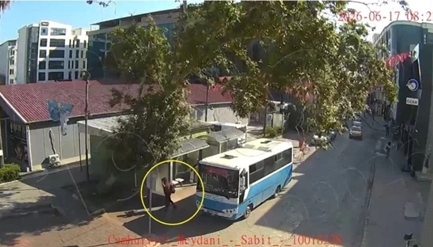 Çınar ağacı halk otobüsünün üzerine devrildi; o anlar kamerada