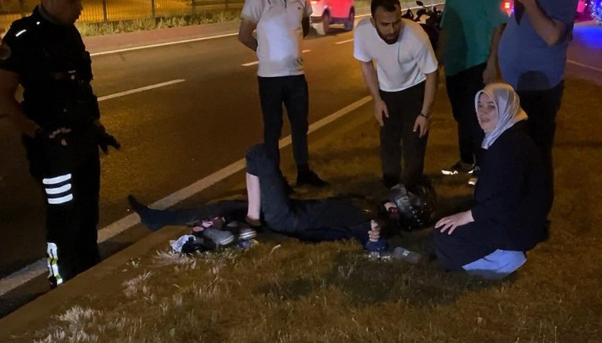 İnegölde kaza haberini alan anne olay yerine koştu, yaralı oğlunun elini tutarak moral verdi