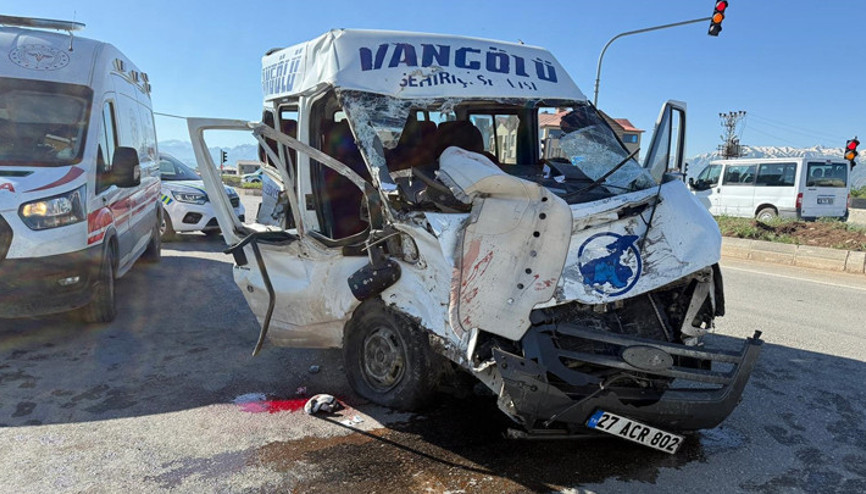 Hakkaride feci kaza Yolcu minibüsü ile kamyon çarpıştı: 3 can kaybı, 2 yaralı