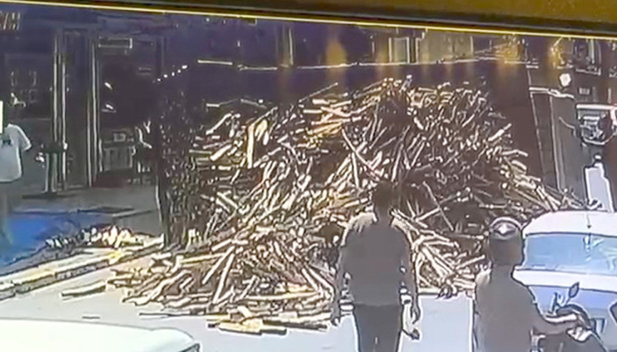 İstanbul’da odun yüklü kamyonun devrildiği anlar kamerada