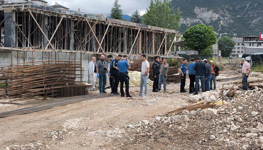 Kütahyada inşaat iskelesinin çöktü: 2 işçi öldü, 2 işçi yaralandı