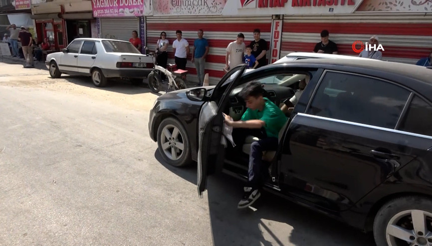 Sınava 1 dakika kala yetişti, aracının el frenini çekmeden araçtan fırlayıp okula koştu Sınava 1 dakika kala yetişti, aracının el frenini çekmeden araçtan fırlayıp okula koştu