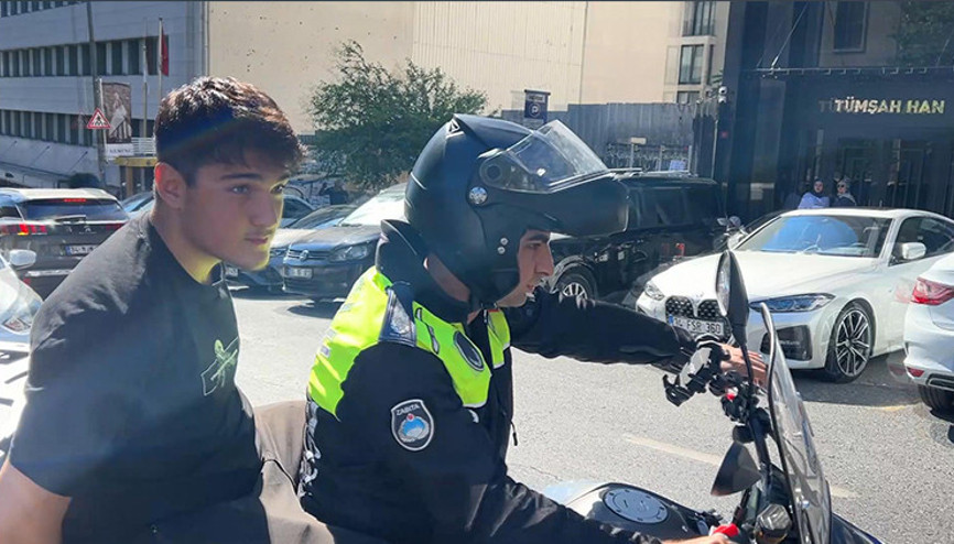 Öğrenciler ve YKS klasikleri Belgesini unutan ve yanlış okula gidenlerin yardımına polis, zabıta ve vatandaşlar koştu