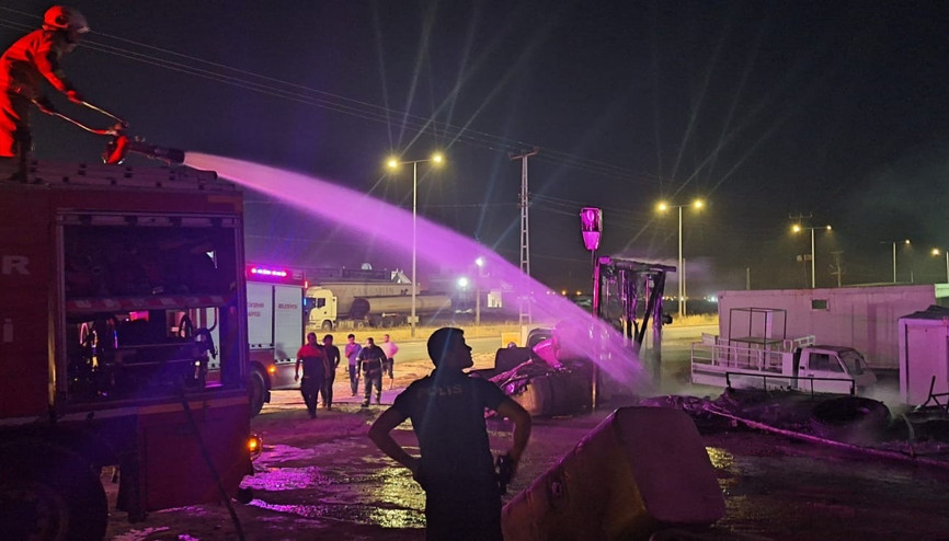 Mardin’de park halindeki TIR’ın dorsesinde yangın Mardin’de park halindeki TIR’ın dorsesinde yangın