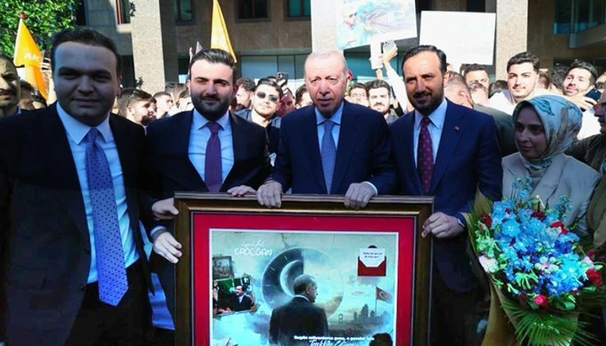 Cumhurbaşkanı Erdoğana AK Partili gençlerden Babalar Günü sürprizi Cumhurbaşkanı Erdoğana AK Partili gençlerden Babalar Günü sürprizi