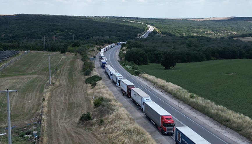 Hamzabeyli Sınır Kapısı’nda 20 kilometre TIR kuyruğu Hamzabeyli Sınır Kapısı’nda 20 kilometre TIR kuyruğu