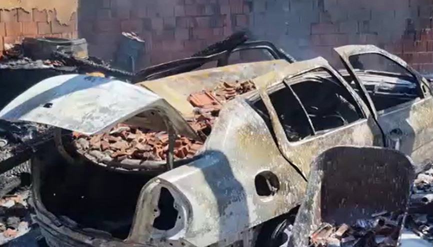 Kütahya’da korkutan yangın 3 ev kısmen 2 araç tamamen yandı