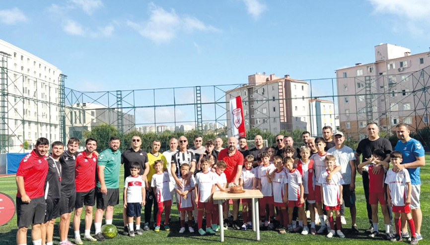 Babalar penaltı attı çocuklar tuttu