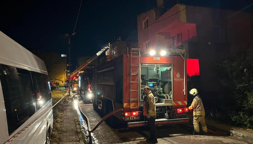 Avcılar’da üç katlı binanın çatısı alev alev yandı