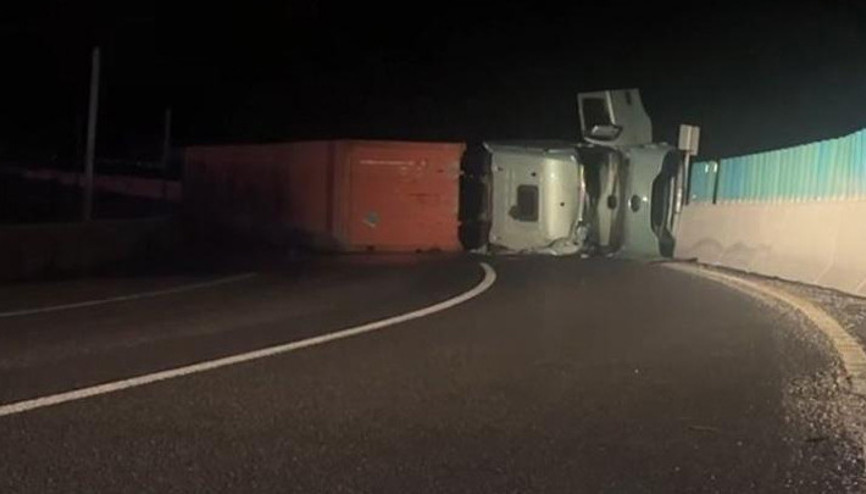 Bolu Dağında askeri mühimmat yüklü TIR devrildi