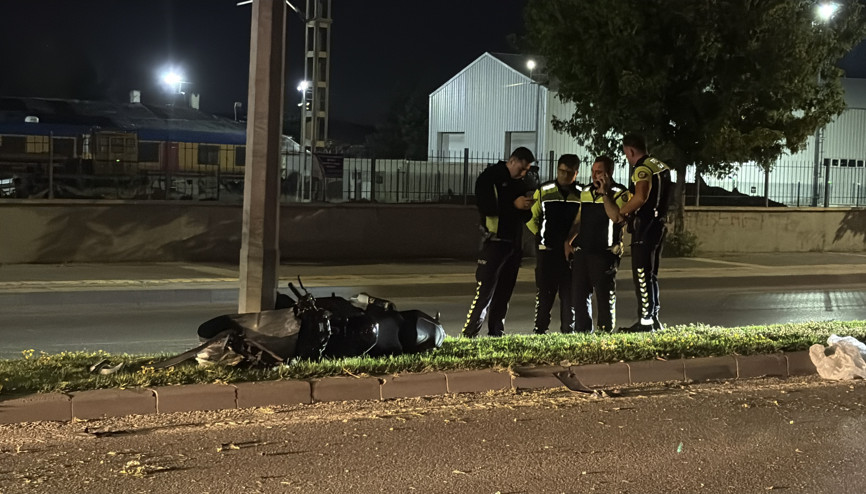 Sivasta motosiklet aydınlatma direğine çarptı: 2 yaralı