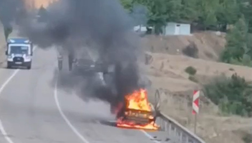 Seyir halindeki otomobil alev topuna döndü
