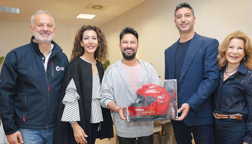 Tarkan’a kask sürprizi