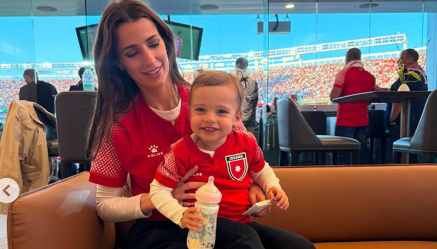 Futbol aşkına, kucakta çocuk dünyanın bir ucuna gittiler: Büyüyünce Annem ve babam beni milli maça götürmüştü dersin