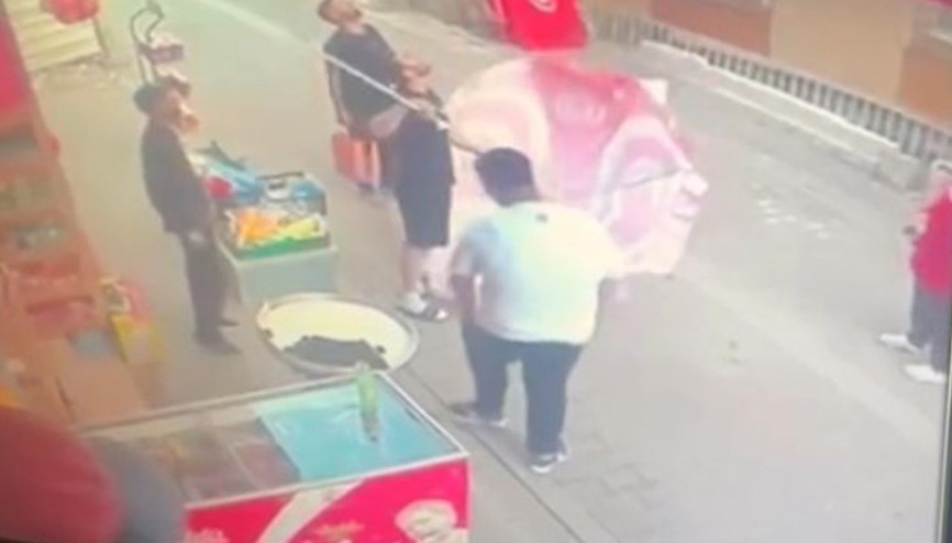 İstanbul’da ilginç olay 8inci kattan düşen yavru kediyi şemsiyeyle kurtardılar
