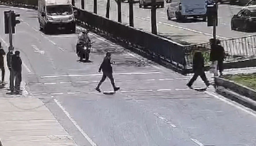Şişlide yayaya motosiklet çarptı: Biri ağır 3 yaralı | Yola savruldukları an kamerada Şişlide yayaya motosiklet çarptı: Biri ağır 3 yaralı | Yola savruldukları an kamerada