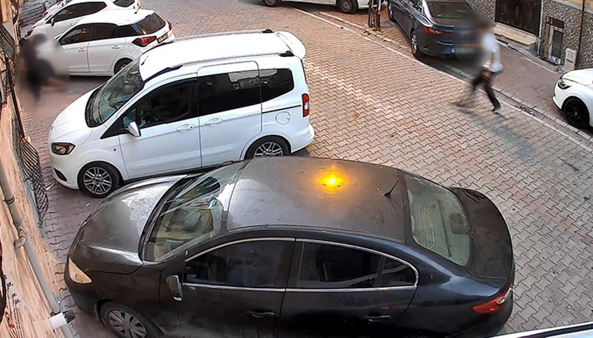 İstanbul’da evinin önünde uğradığı silahlı saldırıda can verdi Cinayet anı kamerada İstanbul’da evinin önünde uğradığı silahlı saldırıda can verdi Cinayet anı kamerada