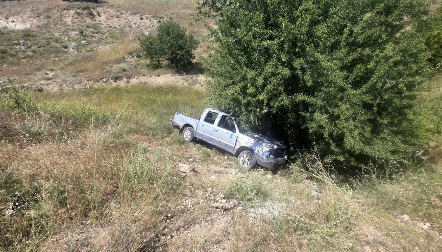 Kamyonet dereye uçtu: 2 yaralı Kamyonet dereye uçtu: 2 yaralı