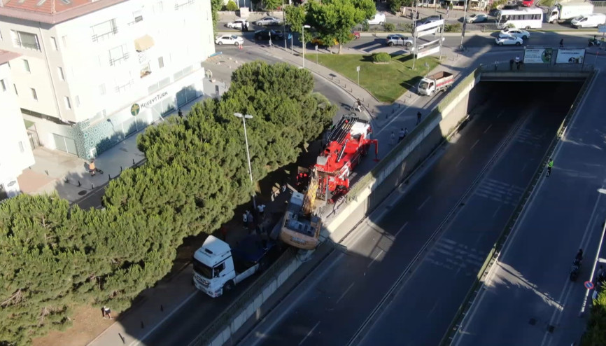 Bahçelievlerde TIRın üzerindeki kepçe devrildi