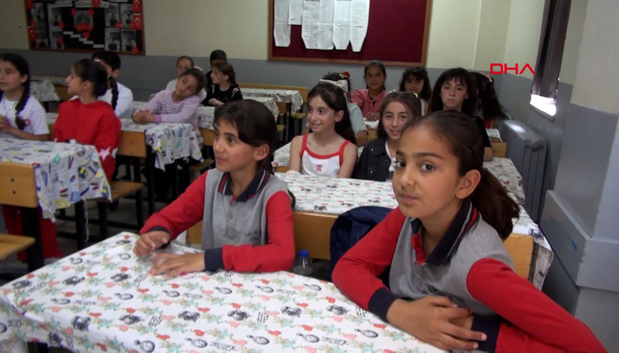3 yıl okulun tek öğrencisiydi; nakil sonrası 32 arkadaşıyla karne heyecanı yaşadı