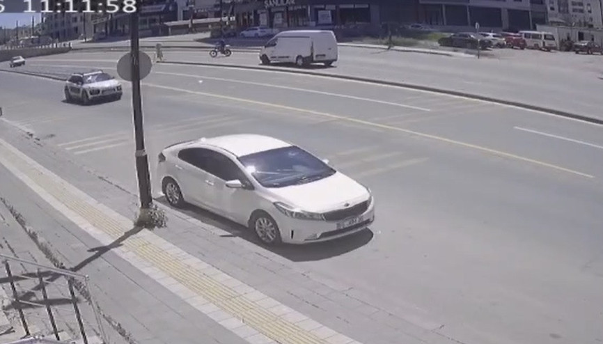 Kamyonetin çarptığı elektrikli bisikletin sürücüsü yaralandı; kaza kamerada